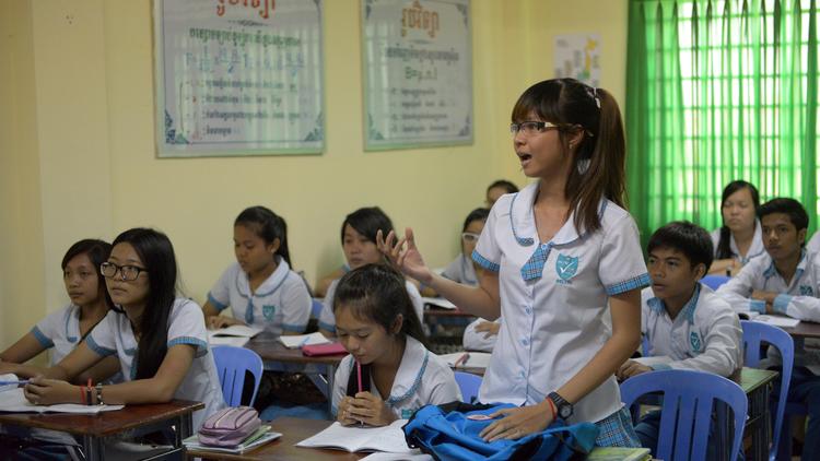 Une lycéenne cambodgienne répond à une question d'un professeur sur l'histoire des Khmers rouges dans un lycée privé de Phnom Penh, le 8 août 2014 [Tang Chhin Sothy / AFP]