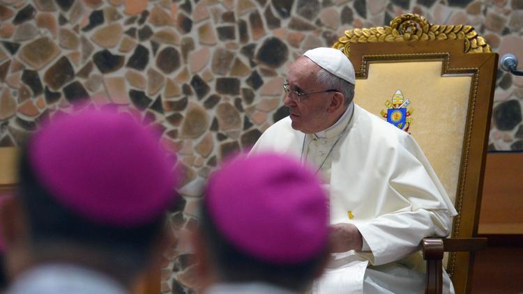 Le pape François s'adresse à des évêques, le 17 août 2014 au sanctuaire du martyr inconnu de Haemi (centaine de kilomètres de Séoul) [Vincenzo Pinto / AFP]