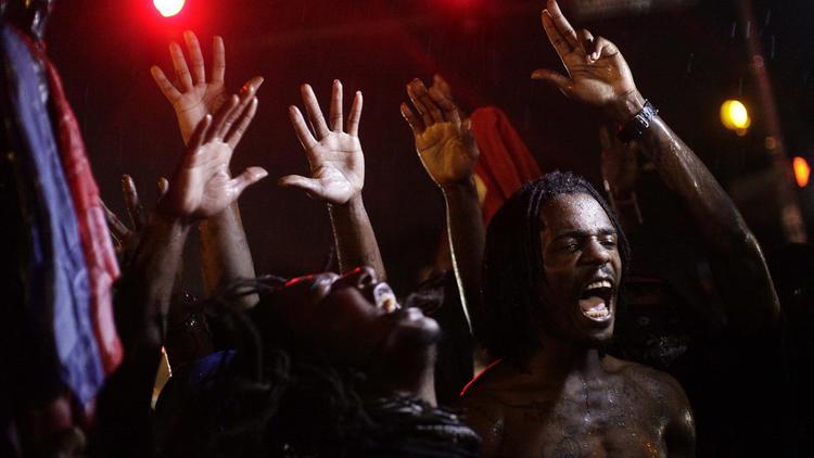 Des manifestants rassemblés dans les rues de Ferguson, le 16 août 2014 pour dénoncer la mort d'un jeune noir quelques jours plus tôt [Joshua Lott / AFP]