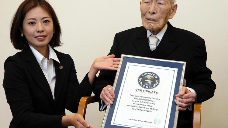 A 111 ans, Sakari Momoi, un Japonais né le 5 février 1903 à Minamisoma, a reçu le 20 aout 2014 à Tokyo un certificat le nommant officiellement comme l'homme le plus vieux du monde [JAPAN POOL / Jiji/AFP]