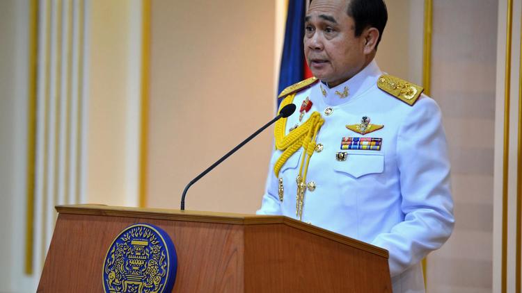 Le général Prayut Chan-O-Cha lit un communiqué le 25 août 2014 à Bangkok après avoir été approuvé dans ses fonctions de Premier ministre par le roi de Thaïlande [Gouvernement thailandais / AFP]