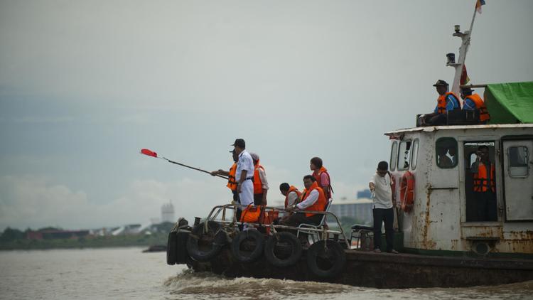 Une équipe de recherche travaille pour retrouver la cloche Dhammazedi au fond du fleuve Rangoun en Birmanie, le 27 août 2014 [Ye Aung Thu / AFP]