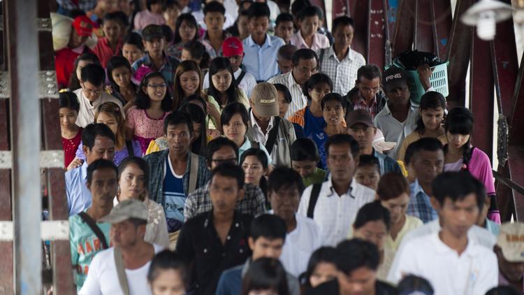 Les passagers d'un ferry débarquent à Rangoun, le 30 août 2014 [Ye Aung Thu / AFP]
