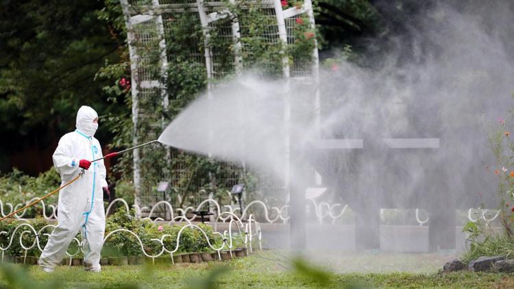 Pulvérisation d'insecticides dans le parc Yoyogi au coeur de Tokyo, où plusieurs personnes affirment avoir été piquées par des moustiques, le 28 août 2014 au Japon [Jiji Press / Jiji Press/AFP/Archives]