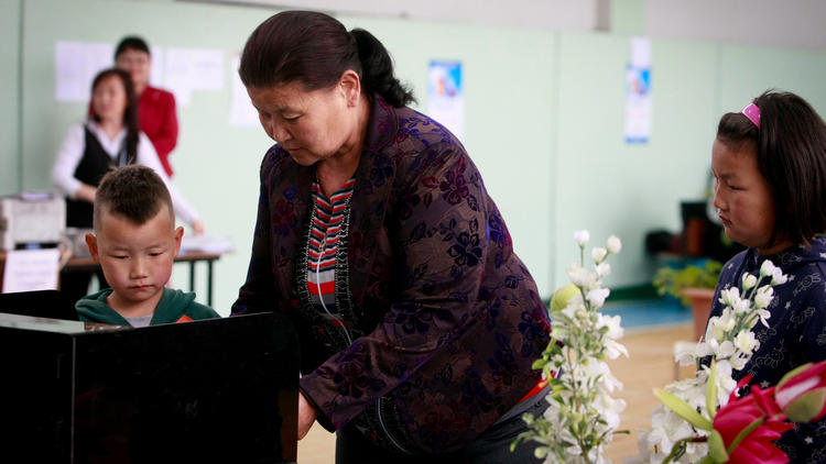 Une femme mongole vote dans un bureau d'Oulan-Bator, le 26 juin 2013 [Byambasuren Byamba-Ochir / AFP]