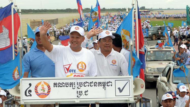 Hun Many (au centre) salue ses partisans, le 21 juillet 2013 à Phnom Penh [Tang Chhin Sothy / AFP]