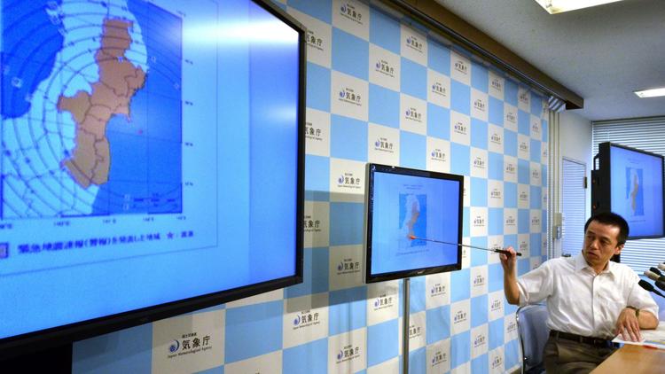 Un responsable de l'agence japonaise de météo montre le 4 août 2013 à l'aide d'un graphique le séisme de magnitude 6 qui a eu lieu au large du Japon [YOSHIKAZU TSUNO / AFP]