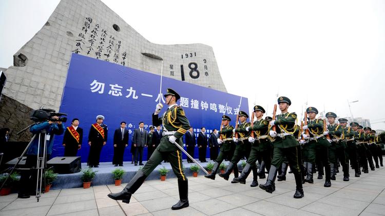 Des gardes défilent le 18 septembre 2013 devant un musée de Shenyang pour commémorer le 82e anniversaire de l'incident de Moukden [- / AFP]