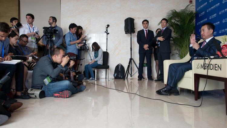 Wang Jianlin, patron du groupe chinois Wanda, lors d'une conférence de presse pour le coup d'envoi du projet de cité du cinéma à Qingdao, le 22 septembre 2013 [Ed Jones / AFP]