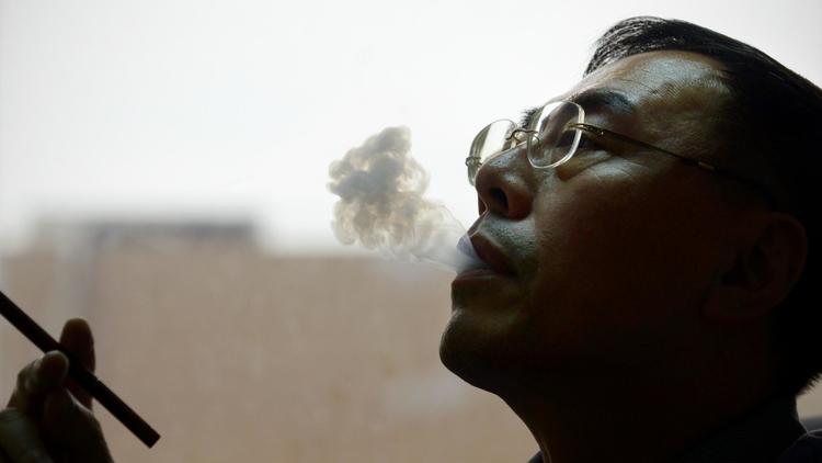 L'inventeur de la cigarette électronique, le Chinois Hon Lik, le 23 septembre 2013, dans son bureau de Pékin [Wang Zhao / AFP/Archives]