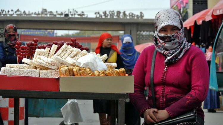 Une Ouïghoure dans une rue de Hotan le 6 novembre 2013 [Carol Huang / AFP]