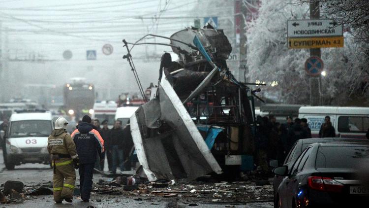 Des pompiers russes et des forces de sécurité inspectent le trolleybus détruit par une explosion, à Volgograd, le 30 décembre 2013