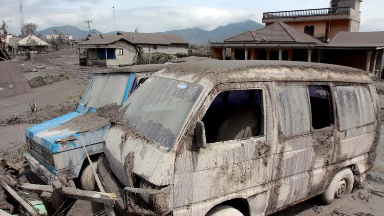 Des véhicules recouverts de boue et de cendres après l'éruption du volcan Sinabung, le 12 janvier 2014 à Karo, dans la province Nord de Sumatra  [Atar / AFP]