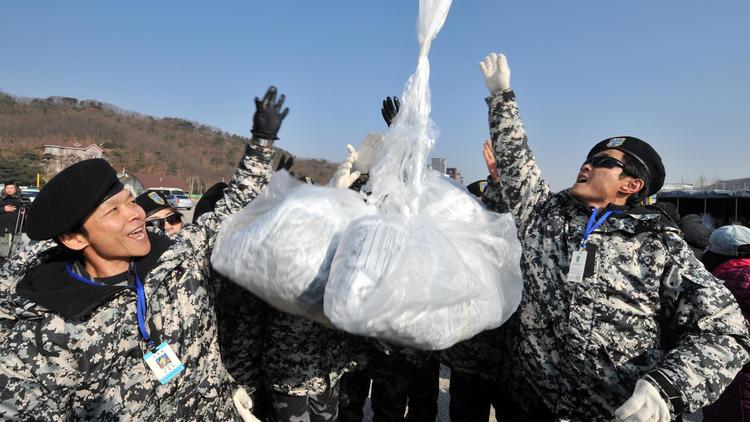 Des militants lancent des tracts et des clefs USB contenant des informations sur les violations des droits de l'Homme en Corée du Nord accrochés à des ballons depuis la ville de Paju, le 15 janvier 2014 [Jung Yeon-Je / AFP]