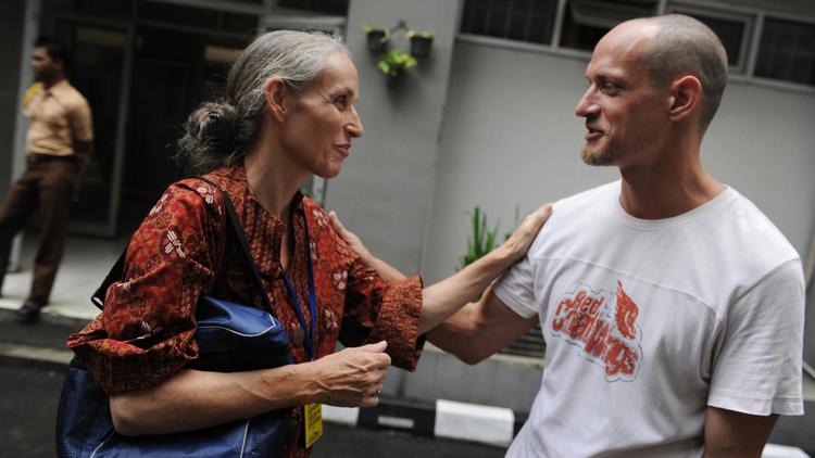 Le Français Michaël Blanc et sa mère, Hélène Le Touzey, à la prison de Cipinang, le 19 avril 2011 à Jakarta [Romeo Gacad / AFP/Archives]