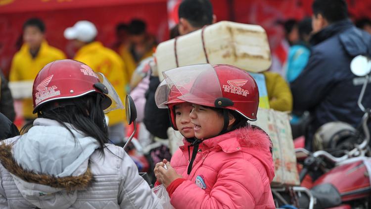 Un groupe de motards chinois s'arrêtent à Wuzhou, le 25 janvier 2014, alors que 600.000 Chinois vont rentrer chez eux à deux-roues pour fêter le Nouvel an lunaire [ / AFP]