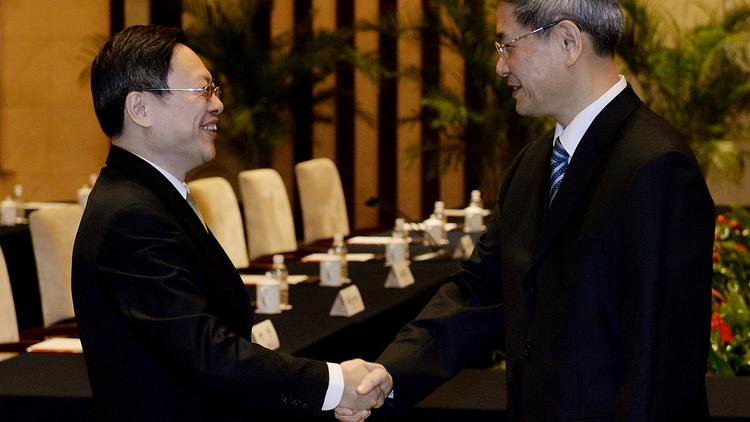 Wang Yu-chi (g), officiel taïwanais chargé des relations avec la Chine continentale et son homologue chinois Zhang Zhijun, le 11 février 2014 à Nankin [Mark Ralston / AFP]