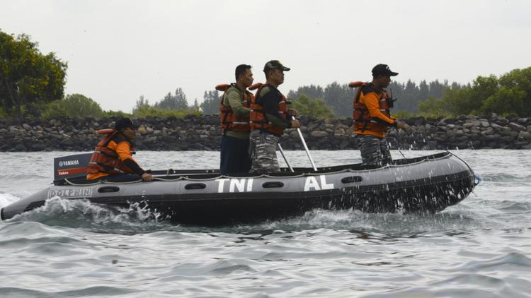 Des hommes de la Marine indonésienne à la recherche des Japonaises disparues, le 17 février 2014 au large de Nusa Penida, un îlot au sud-est de Bali [Sonny Tumbelaka  / AFP]