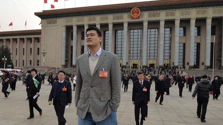 La légende du basket chinois Yao Ming, anciennement joueur des Houston Rockets (NBA), après une conférence le 7 mars 2014 à Shanghai [Mark Ralston / AFP/Archives]