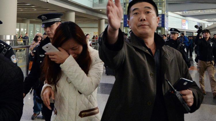 Des proches de passagers du Boeing de Malaysian Airlines disparu à l'aéroport international de Pékin le 8 mars 2014 [Mark Ralston / AFP]
