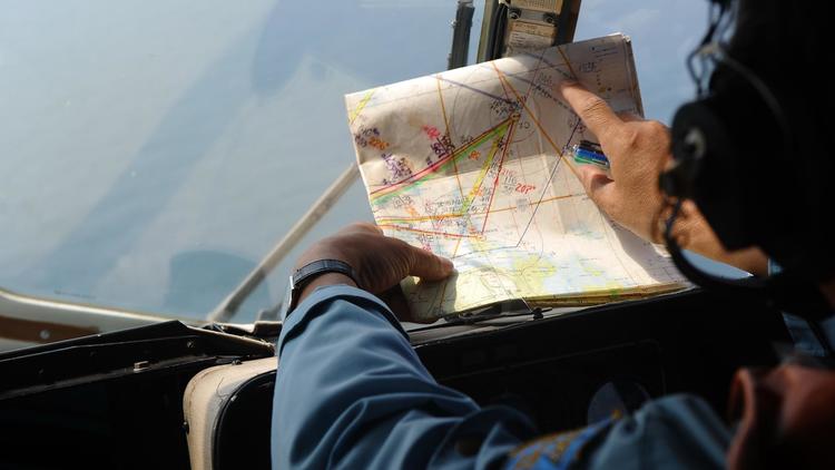 Un hélicoptère vietnamien effectue des recherches pour essayer de retrouver le Boeing disparu de Malaysia Airlines, le 11 mars 2014 [Hoang Dinh Nam / AFP]