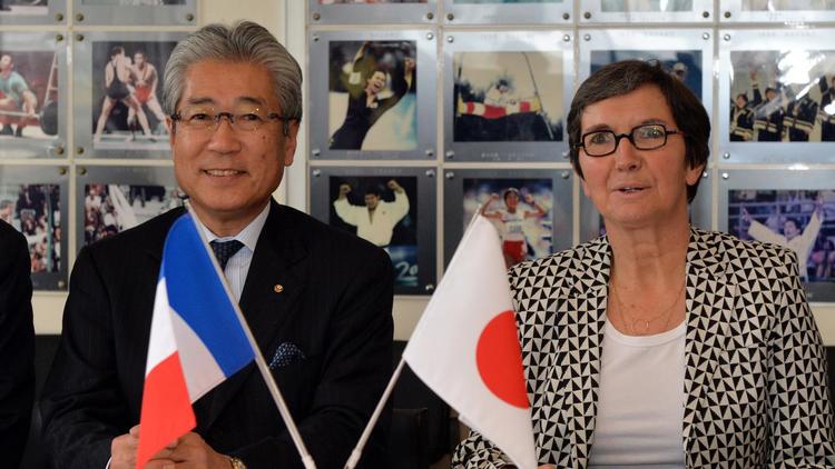 La ministre française des Sports Valérie Fourneyron et le président du Comité olympique japonais Tsunekazu Tsakeda le 20 mars 2014 à Tokyo  [ / AFP/Archives]