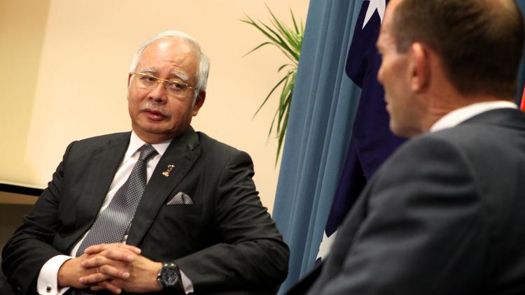 Le Premier ministre de Malaisie Najib Razak discute avec son homologue australien Tony Abbott, à Perth, le 3 avril 2014 [Richard Wainwright / POOL/AFP]