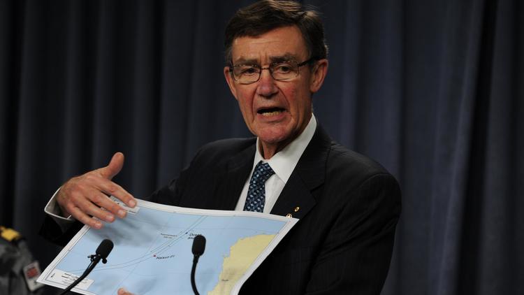 Angus Houston (d), ancien chef des armées australiennes et coordinateur des recherches pour retrouver le Boeing disparu du vol MH370, le 7 avril 2014 à Perth, en Australie [Greg Wood / AFP]