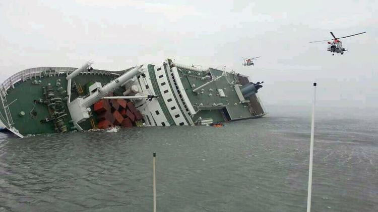 Le ferry qui a fait naufrage au large de la côte méridionale de la Corée du Sud, avec 477 personnes à bord, le 16 avril 2014 [ / Gardes-côtes sud-coréens/AFP/Archives]