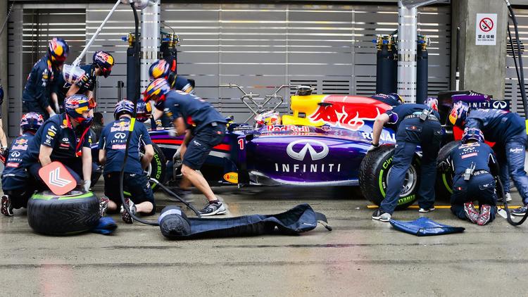 La Red Bull de Sebastian Vettel à l'arrêt au stand lors des qualifications pour le Grand Prix de Chine, le 19 avril 2014 sur le circuit de Shanghaï [ / POOL/AFP]