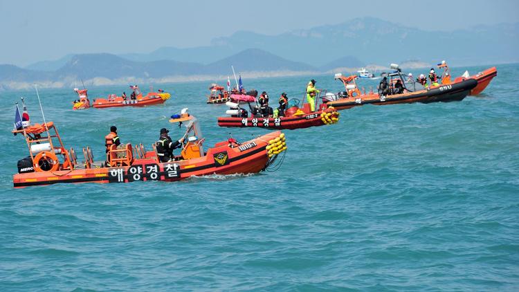 Des secouristes cherchent des passagers disparus dans le naufrage du ferry Sewol au large de Jindo le 20 avril 2014 [Jung Yeon-Je / AFP]