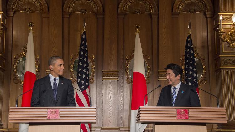 Le président américain Barack Obama (g) aux côtés du Premier ministre japonais Shinzo Abe lors d'une conférence de presse, le 24 avril 2014 à Tokyo [Jim Watson / AFP]