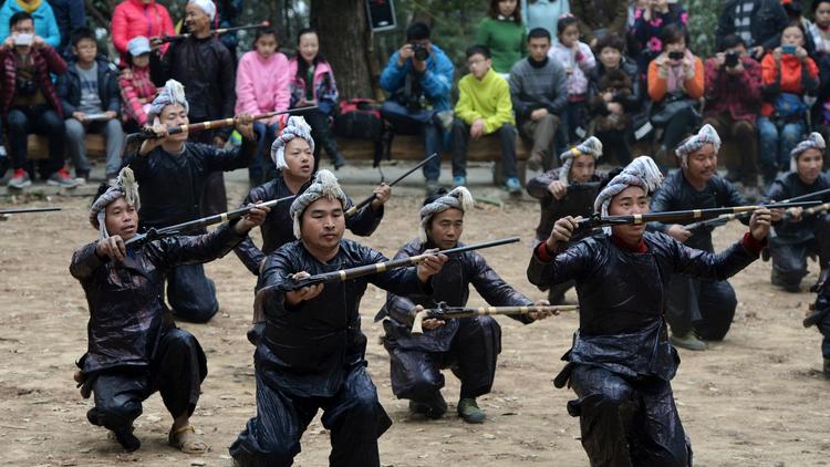 La minorité Miao le 4 février 2014 dans le village de Biasha dans la province du Ghizou manie les armes au grand bonheur des touristes  [Mark Ralston / AFP/Archives]