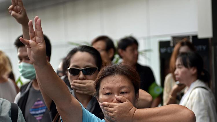 Des opposants au coup d'Etat manifestent à Bangkok, utilisant le salut à trois doigts des films "Hunger games" comme signe de ralliement, le 1er juin 2014  [Christophe Archambault / AFP/Archives]