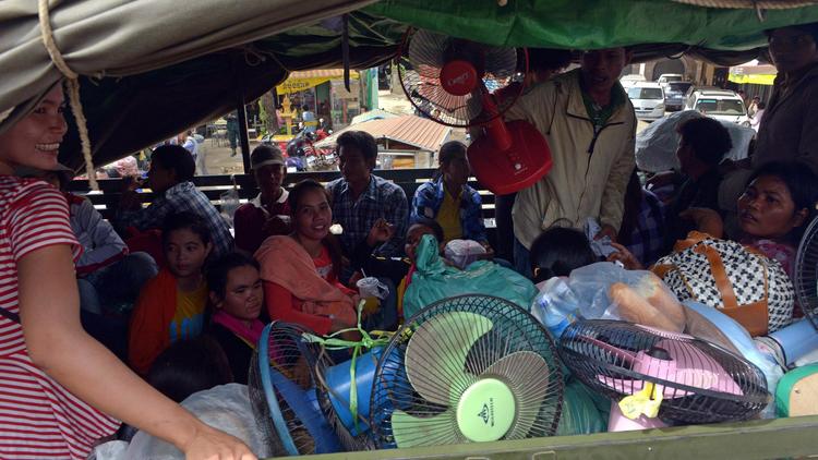 Des Cambodgiens sont redirigés le 17 juin 2014 depuis la ville de Poipet, principal poste frontière avec leur voisin thaïlandais, vers leur province d'origine après avoir fui la Thaïlande qui a décidé de mener une opération de lutte contre l'immigration illégale [Tang Chhin Sothy / AFP]