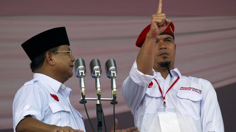 Le candidat à la présidentielle indonésienne Prabowo Subianto (G) et la star du rock Ahmad Dhani, à Jakarta le 22 juin 2014 [Romeo Gacad / AFP]