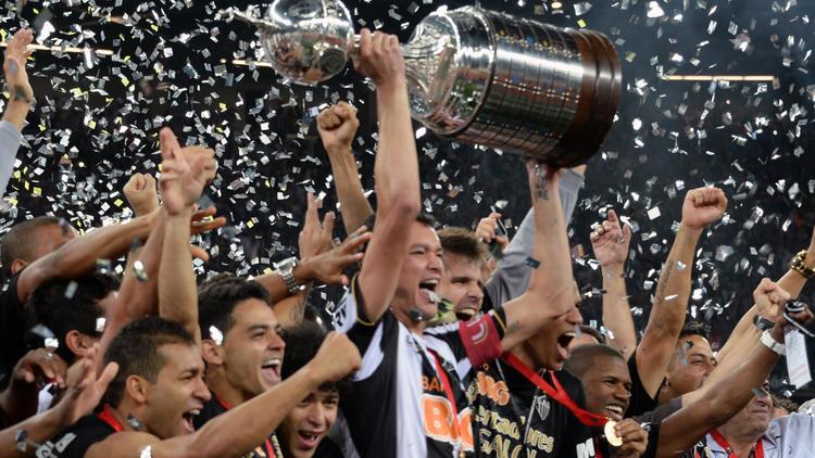 Rever, le capitaine de l'Atletico Mineiro, soulmève la Copa Libertadores, le 24 juillet 2013 à Belo Horizonte [Vanderlei Almeida / AFP]