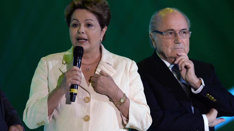 Dilma Rousseff, la présidente du Brésil, avec le président de la Fifa Joseph Blatter le 6 décembre 2013 à Costa do Sauipe [ / AFP/Archives]