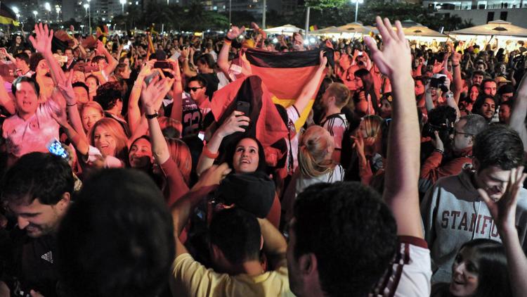 Des supporters fêtent la victoire de l'Allemagne à Copacabana le 13 juillet 2014 [Tasso Marcelo / AFP]