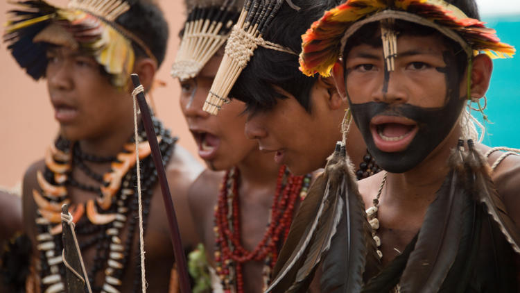 Des membres de la tribu Umutina posent avant la visite du ministre des Sports brésilien Aldo Rebelo à l'occasion des 12e Jeux indigènes de Cuiaba, le 13 novembre 2013 [ / AFP]