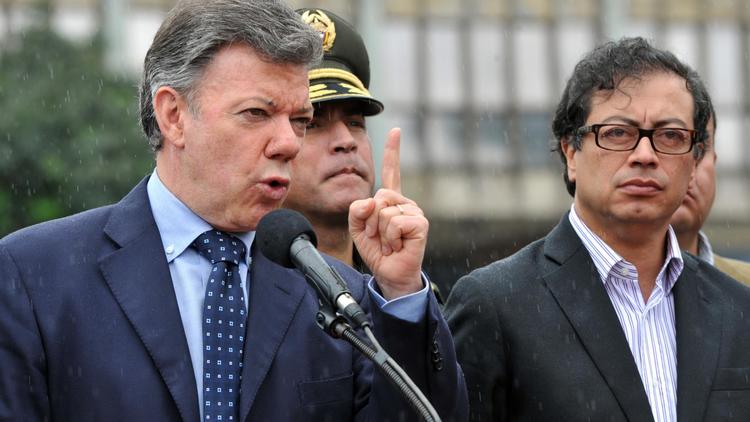 Le président colombien Juan Manuel Santos (gauche) et le maire de Bogota Gustavo Petro (à droite) à Bogota le 2 juillet 2013 [Guillermo Legaria / AFP/Archives]