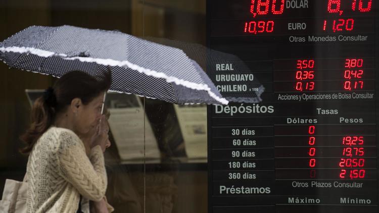 La vitrine d'un bureau de change à Buenos Aires, le 24 janvier 2014 [Leo La Valle / AFP]