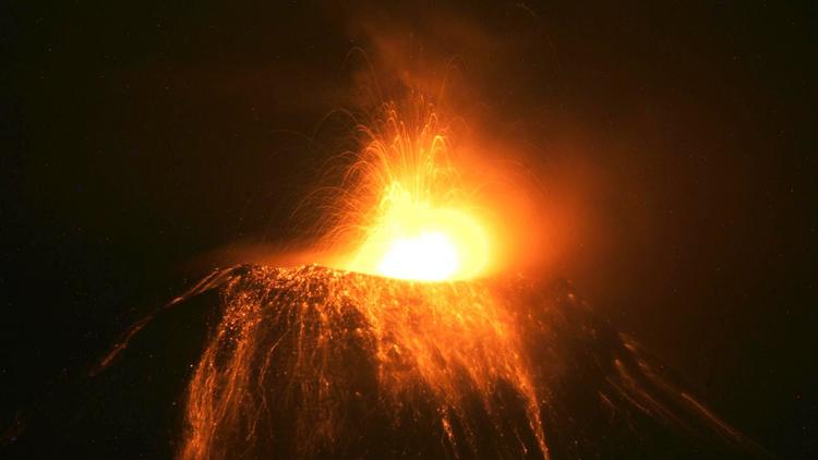 Eruption du volcan Tungurahua vue depuis la ville de Pelileo, le 1er février 2014 en Equateur [ / Agence API/AFP]