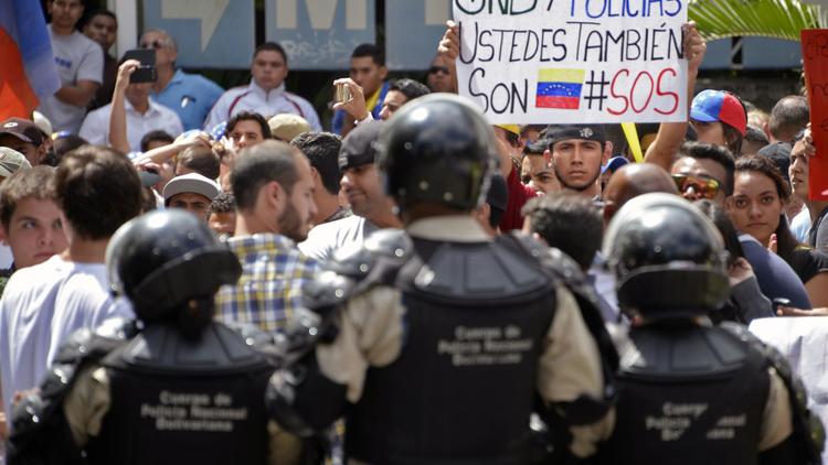 Etudiants face aux forces de l'ordre le 17 février 2014 à Caracas [Juan Barreto / AFP]
