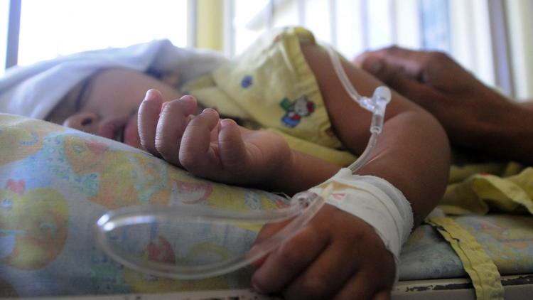 Un enfant victime de la dengue se repose dans un hôpital [Orlando Sierra / AFP/Archives]