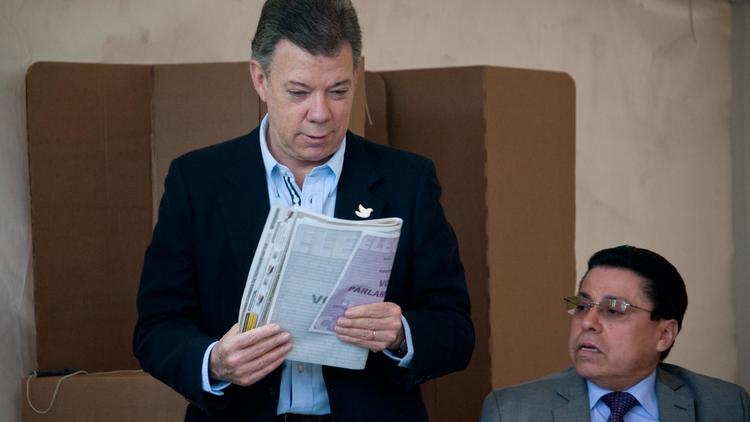 Le président Juan Manuel Santos s'apprête à voter le 9 mars 2014 à Bogota [Guillermo Legaria / AFP]
