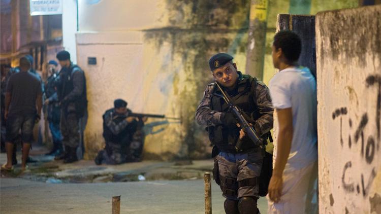 Des paramilitaires brésiliens patrouillent lors d'une opération dans un bidonville de Rio, le 13 mars 2014 [Christophe Simon / AFP/Archives]