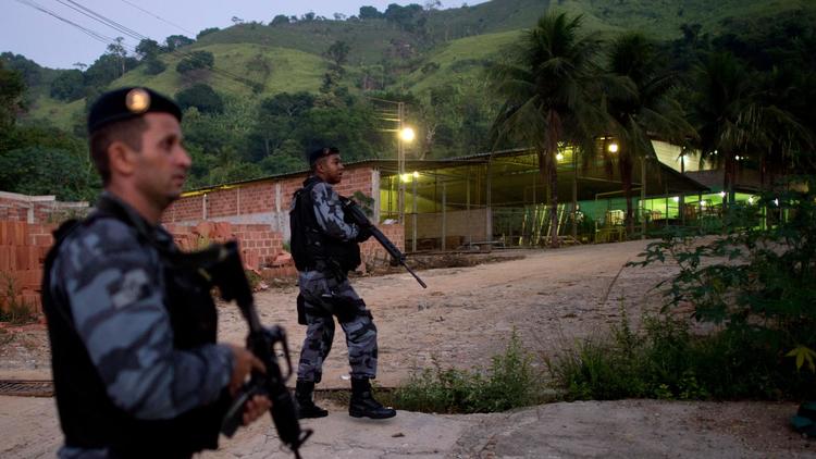 Des policiers brésiliens patrouillent dans une favela de Rio, en mars 2014 [Christophe Simon / AFP/Archives]