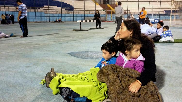 Des habitants, abrités au stade de la ville après un séisme de magnitude 8,2, à Iquique, au Chili, le 1er avril 2014 [Aldo Solimano / AFP]