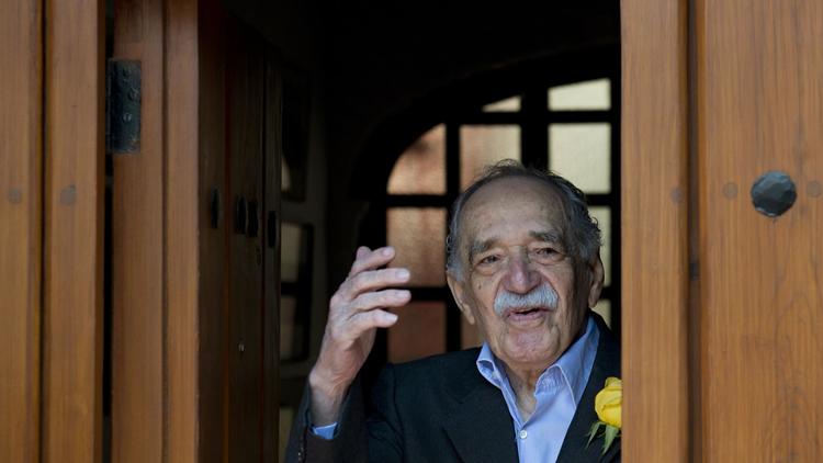 Gabriel Garcia Marquez devant la porte de sa maison pour son 87e anniversaire à Mexico, le 6 mars 2014 [Yuri Cortez / AFP/Archives]
